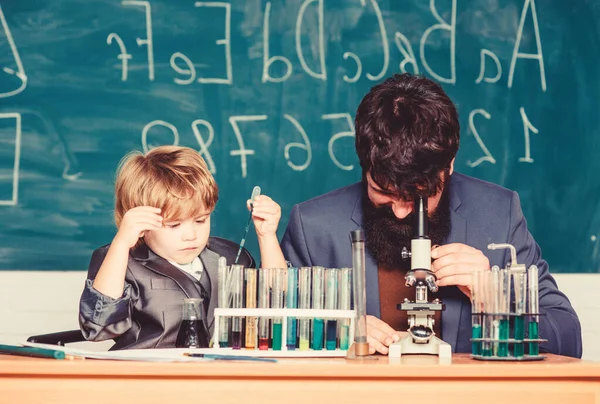 Donde comienza el aprendizaje. padre e hijo en la escuela. Maestro barbudo con niño pequeño. carisma de confianza. De vuelta a la escuela. Alumno en la clase de química Concepto de química científica — Foto de Stock