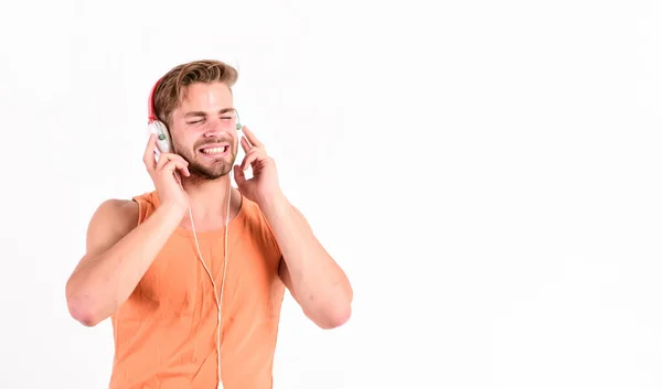 Homme beau mec barbu écoutant des écouteurs de musique fond blanc. Mélodie mettre sur divers types de musique. Il est grand temps de créer de nouvelles réalités. Concept de fan de musique. Audiovisuel spectaculaire — Photo