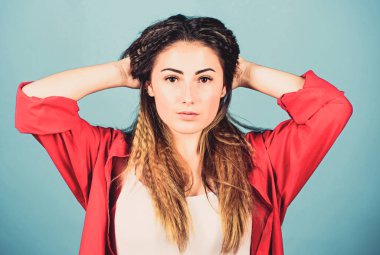 Şampuan ve saç kremi. Şımartma rutini. Kuaför salonu. Hasarlı saç. Sakat saç stili. Mavi arka planda kız saç stili. Kişisel bakım. Ekstra hacim. Saç şekillendirme metodu.