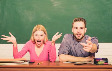 Sonuçları merak ediyorum. Üniversitede ya da üniversitede okumak. Üniversite okuyan birkaç arkadaş. Şaşırtıcı bir cevap. Çok çalışıyorum. Bu nasıl mümkün olabilir? Erkek ve kız sınıftaki masada oturuyorlar.