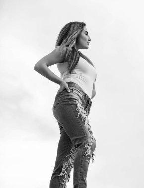 Hava bulutlu. Gerçek kız için makyaj. Moda modelinin modaya uygun görüntüsü. Moda ve güzellik salonu. Seksi bir kadın. Şık saçlar. Hippi eğilimli bir kadın. Uzun saçlı seksi kadın.