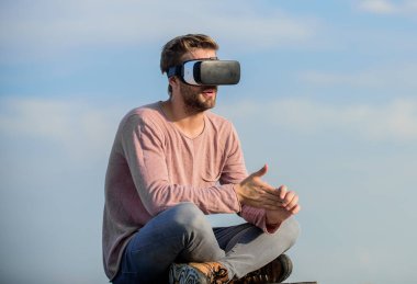 Modern teknoloji. Siber uzay. Sanal gerçeklik. Kablosuz sanal gerçeklik gözlüklü yakışıklı adam. Oyun online. Sanal gerçeklik gözlükleri. Dijital gelecek ve yenilik. Artırılmış gerçeklik. Oyuncu konsepti