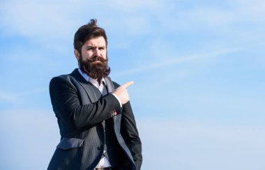 - Bu taraftan. Rotayı değiştiriyorum. Fırsatlar ve fırsatlar arıyorum. Takım elbiseli adam yön arıyor. İş yönünü geliştiriyorum. İş adamı sakallı, gökyüzü geçmişi olan. İş yönü