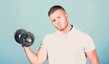 Güçlü kaslar ve güç. Kaslı ve güçlü adam egzersiz yapıyor. Vücuduna uyum sağla ve kilo ver. Spor gereçleri. Ağırlık kaldırma. Halterle çalışan bir adam. Sağlıklı yaşam tarzı kavramı