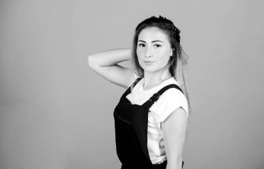 Saç şekillendirme metodu dalgalı zigzag modasına dönüştü. Gönüllü kıvrık saçlar. Popüler görünüş. Moda kıvrımlı saç modelleri. Mor arka planda şık saç stiliyle poz veren rüya gibi bir kadın.