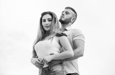 Onu destekliyorum. Aile sevgisi. Bağlılık ve güven. Birlikte sonsuza kadar ikimiz. Aşk hikayesi. Romantik ilişkiler. Hoş bir ilişki. Birbirine aşık bir çift. Erkek ve kadın doğaya sarılır. Gerçek aşk.