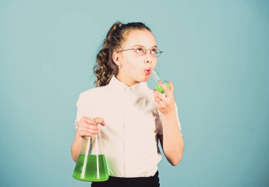 Güvenlik önlemleri. Bilgi ve bilgi. Biraz deneyler yapıyorum. Küçük çocuklar ders çalışır. Eğitim konsepti. Kimya eğlencesi. Temel bilgiler. Bilgi toplama günü. Kimyasal sıvıları olan liseli kız. Eğitim kavramı