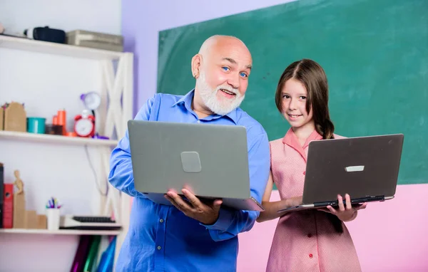 Lluvia de ideas. maestro maduro ayudar a la alumna. blogueo educativo. De vuelta a la escuela. lección de la escuela en línea. Buscador. niña pequeña con hombre tutor estudio en la computadora. nuevas tecnologías en el aprendizaje —  Fotos de Stock