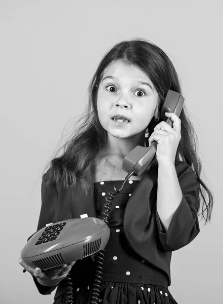 Εκπληκτικά νέα. Μικρός ομιλητής. Ρετρό στυλ. Σχέδιο επικοινωνίας. Αγορές online. Η Ρέτρο μιλάει στο τηλέφωνο. Παιδί μιλάει vintage τηλέφωνο. Συνομιλία με κορίτσια. Συζητήστε κουτσομπολιά. Ρετρό επικοινωνίες — Φωτογραφία Αρχείου