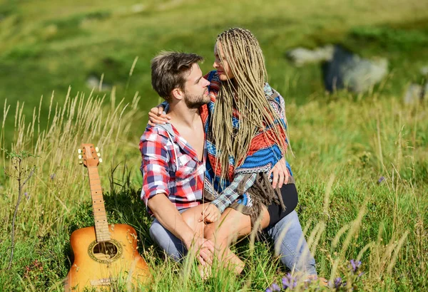 Romantik yürüyüş. Aile yürüyüşü. Eğleniyorduk. Yaz yürüyüşü. Nefes kesici duygular. Romantizm yürüyüşü. Mutlu kucaklaşmalar, doğa geçmişi. Dağlarda gitar çalan erkek arkadaş ve kız arkadaş — Stok fotoğraf