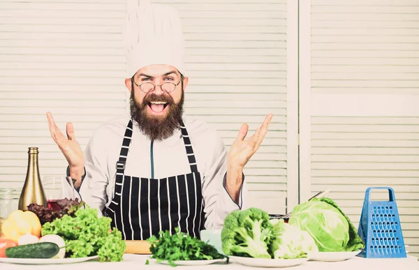 Biolebensmittel essen. Kulinarisch. Vitamin. gesunde Ernährung Kochen. Reifer Hipster mit Bart. glücklicher bärtiger Mann. Kochrezept. vegetarischer Salat mit frischem Gemüse. echtes Glück — Stockfoto