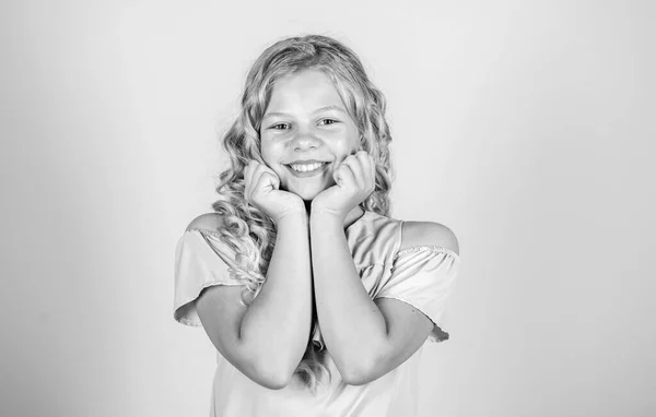 Buďte pozitivní a usmívejte se. Malé dítě dlouhé vlasy veselý úsměv tvář. Holčička se šťastně usmívá. Rozkošný model krásy s roztomilým úsměvem. Koncept štěstí. Šťastné dětství. Pozitivní emoce — Stock fotografie