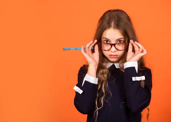 Conceito de educação escolar. Estudante com livro. Aprendendo língua estrangeira. Educação para crianças. Habilidades e conhecimento. Cuidados infantis. Universidade privada. Estilo de vida nerd. Miúdo giro a estudar. Ensino básico — Fotografia de Stock