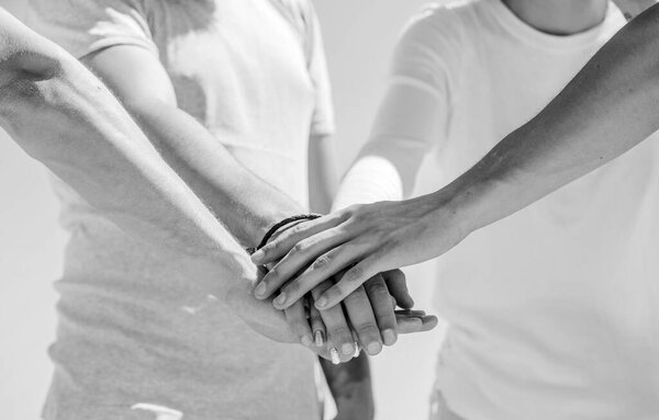 Группа Партнерства. Командная встреча. Руки вместе. Разнообразие групповых коммуникаций. Понятие о дружбе. Связанные люди. доверие и поддержка. Социальные коммуникационные проблемы. ключ к успеху
