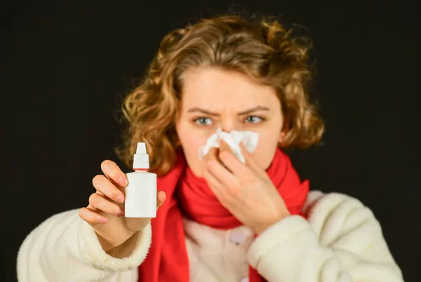 Kvinnors hälsa. kvinna med förkylning influensa använda nässpray. Sjukdomsinfektion. smittsam respiratorisk sjukdom. Coronavirus, nytt kinesiskt virus. Pandemisk epidemi utbrott. nCoV-stam — Stockfoto