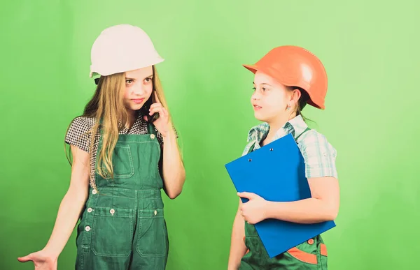 Plan de renovación. Actividades de mejora del hogar. Arquitecto ingeniero constructor. Profesión futura. Niños niñas planeando la renovación. Iniciativa niñas proporcionan renovación su habitación fondo verde —  Fotos de Stock