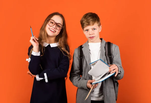 Las palabras tienen poder. Lindos lectores de literatura. Los niños pequeños sostienen el libro para la lección de literatura. Literatura inglesa. Lengua y literatura extranjeras. Aprende a leer. Escuela y educación — Foto de Stock