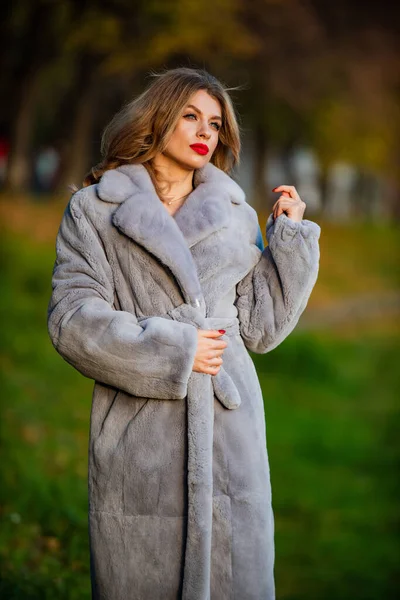 Fuskpäls kontra äkta päls. visuell estetik. lyx och framgång koncept. fördelar med att bära päls. elegant kvinna bär päls. skönhet och mode. höst och vinter stil. Ojämförlig värme — Stockfoto