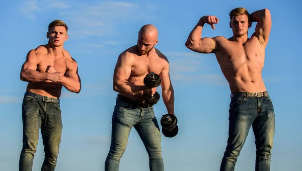 Le corps utilise des protéines pour construire de nouveaux muscles. Hommes forts fond bleu ciel. Groupe d'hommes musclés. bodybuilders sportifs. Concept sportif. Corps musculaire. Musclé signifie puissant. Plus de force plus de muscle — Photo