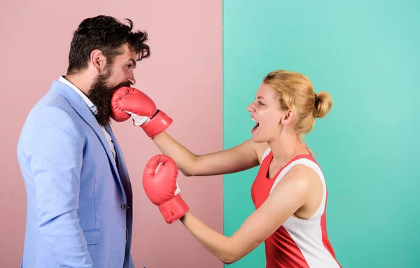 Fuerte golpe. Boxeadores peleando con guantes. Igualdad de género. Pelea de boxeo entre hombres y mujeres. Pareja enamorada compitiendo en boxeo. Concepto de conflicto. Batalla de género. Igualdad de género. Disputa familiar —  Fotos de Stock