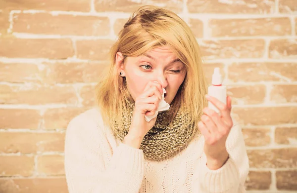 A limpar o bloqueio. Menina bonita com corrimento nasal segurando gotas nasais. Mulher doente a injectar gotas no nariz. Mulher bonito amamentando frio nasal ou alergia. Sofrendo de asma ou rinite alérgica — Fotografia de Stock