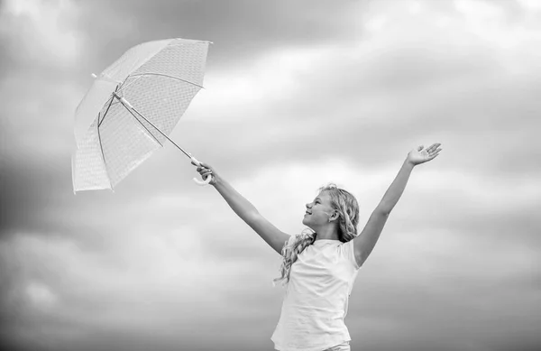 屋外で気をつけて。天気予報。どんな天気でもいいです。天気が変わる。新鮮な空気だ。傘の曇った空の背景を持つ女の子。自由と新鮮さ。幸せな子供の日。楽しみ方 — ストック写真