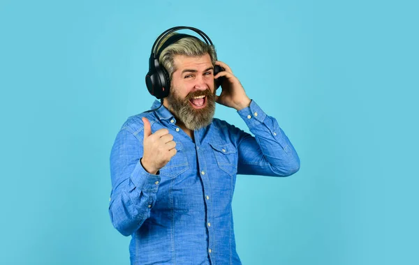 Hipster geniet van uitstekende geluidsnummers in oortelefoons. Populaire muziek afspeellijst. Muziek beat. Geluidsonderdrukkingsfunctie. Een DJ hipster. Man met baard hipster koptelefoon luisterend naar muziek. Zanger op repetitie — Stockfoto