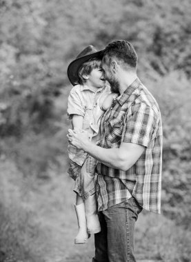 Çocuk eğleniyor kovboy baba. Çiftlik ailesi. Ebeveyn çiftliğinde tatiller. Şirin bir kovboy. Çiftlikte hafta sonu. Bahçedeki küçük yardımcı. Doğada yaşayan küçük bir çocuk ve baba. Macera ruhu.