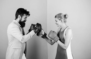 Uzlaşma ve uzlaşma. Nakavt yumruğu. ki o haklı. Dövüşü kazan. Sakallı hippi bir kızla kavga ediyor. İlişki sorunları. Spor. Güç ve güç. Aile çift boks eldivenleri