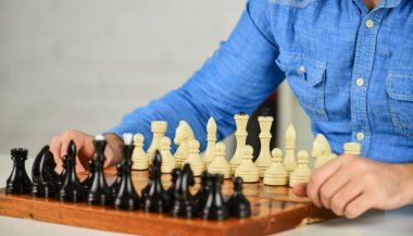 Satranç yoluyla yaşam becerileri. Satranç taşlı satranç tahtası. Turnuva stratejisi Okul panosu eğlencesi. Öğretmen antrenman dersi alıyor. Eğitim konsepti. Adam entellektüel oyun oynuyor. akıllı adam satranç oynar