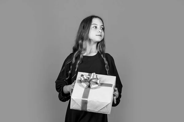 Niña después de ir de compras. concepto de día de boxeo. listo para las vacaciones. niño alegre mantenga gran caja de regalo. Feliz año nuevo. Regalo de Navidad abierto. humor fiesta de Navidad. regalo de cumpleaños para ella —  Fotos de Stock