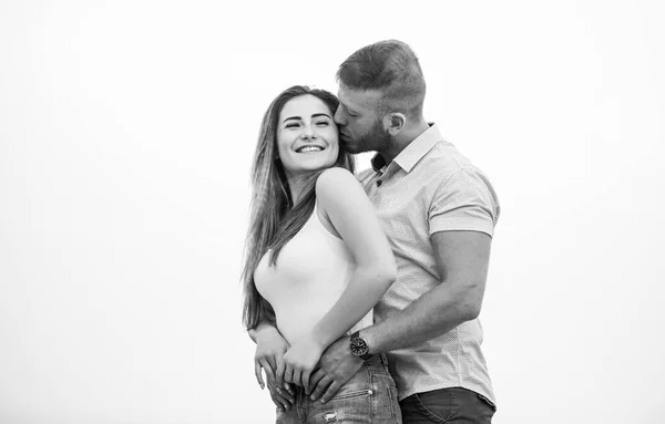 Pareja enamorada. Juntos para siempre nosotros dos. Historia de amor. Relaciones románticas. Amor verdadero. Linda relación. Hombre y mujer abrazan el fondo de la naturaleza. Apoyándola. Amor familiar. Devoción y confianza — Foto de Stock