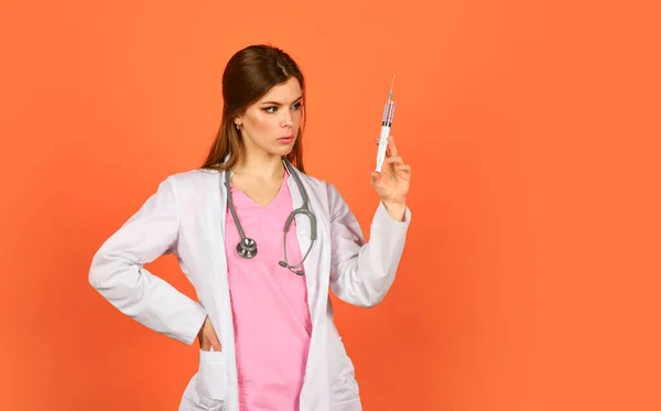 Showing new ways of healing. health worker dials vaccine in syringe. therapist give vaccine against virus. coronavirus epidemic from china. woman doctor use syringe. nurse make injection in hospital — Stock Photo, Image