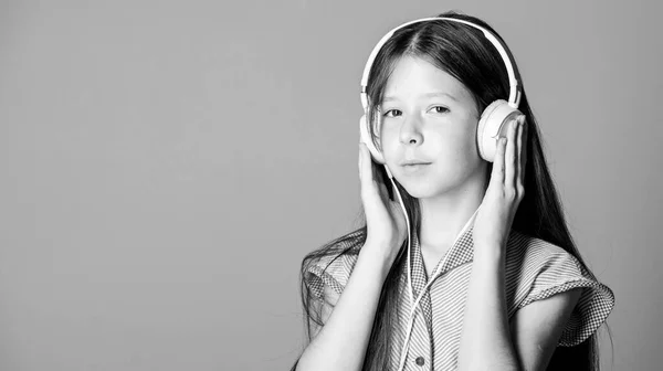 Yoğunlaşmış ergen. Kulaklık takan küçük bir kız öğrenci. Kız müzik dinler. Ses kitabı. Okula dönüyorum. İnternet üzerinden çalış. Kitapla öğreniyorum. Kişisel eğitim. Mp3 çalar. Evde eğitim. Boşluğu kopyala — Stok fotoğraf