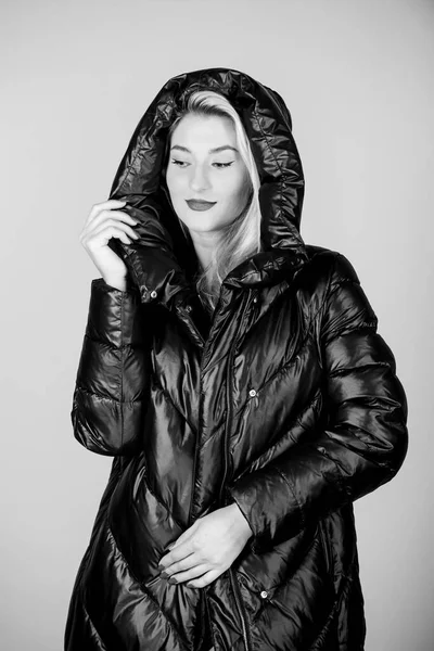 검은 색으로. 멋쟁이 금발에. 소녀는 후드를 쓰고 밝은 재킷을 즐겨 입는다. 따뜻 한 코트. 편안하게 아래 자켓을 입고. 겨울 재킷을 제대로 찾는 것은 겨울철을 즐기는데 필수적 이다 — 스톡 사진