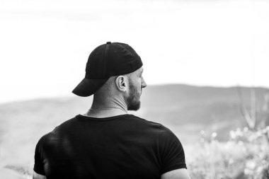 Doğanın gücü. Dünyayı keşfetmek. Erkeklik ve erkek enerjisi. Erkek kaslı vücut geliştirici dağ manzarası. Doğal güç. Erkeksi güç. Dağ tepesinde yürüyen bir turist. Yürüyüş kavramı