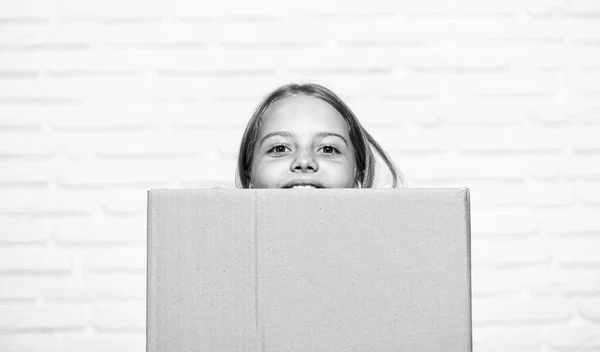 Carry on. small girl child. little girl with box. moving to new apartment. perfect purchase. moving concept. move to new house. rent concept. repair annd relocate. happy childhood. copy space — Stock Photo, Image