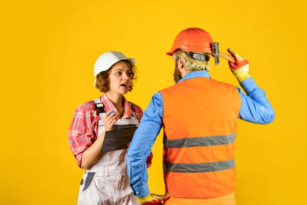 Trabajo en equipo. familia de pie dentro de la casa en construcción. renovación y concepto de personas. Constructor Pareja Mira Planes para el Hogar. pareja mirando un plano. mujer y el hombre usan hardhat de seguridad — Foto de Stock