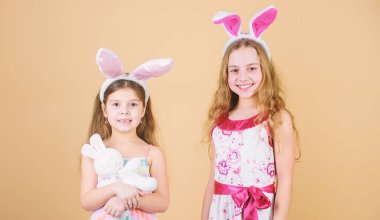 Bunny tavşan çok tatlı oluyorsun. Paskalya kutluyor mutlu çocuklar. Paskalya tavşanı stil kalpler tutan çocuk. Paskalya tavşanı saç bantları küçük çocuklarda. Paskalya bunny kulaklar giyen küçük çocuklar