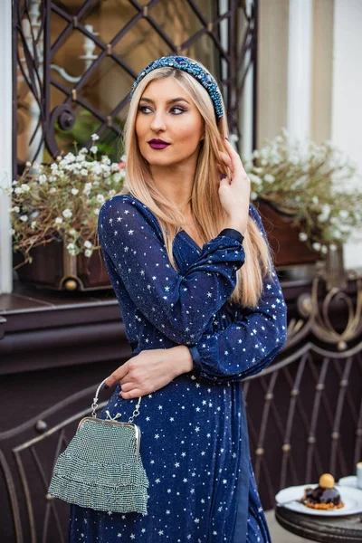 Prachtig en mooi. Blond met make-up. Klaar voor de date. schoonheid en mode. Meisje in haar bezel sieraden. modieuze vrouw haarring met edelsteen juweel. schattig meisje ontspannen in cafe. koffie in de ochtend — Stockfoto