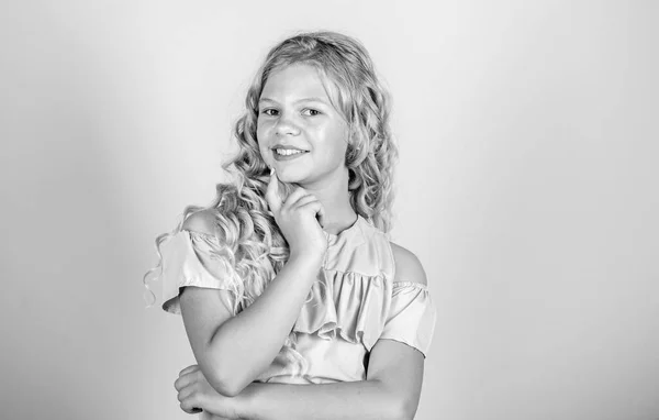 Concepto de felicidad. Feliz infancia. Emociones positivas. Sé positivo y sigue sonriendo. Pequeño niño de pelo largo alegre cara sonriente. Niña feliz sonriendo. Adorable modelo de belleza con linda sonrisa —  Fotos de Stock