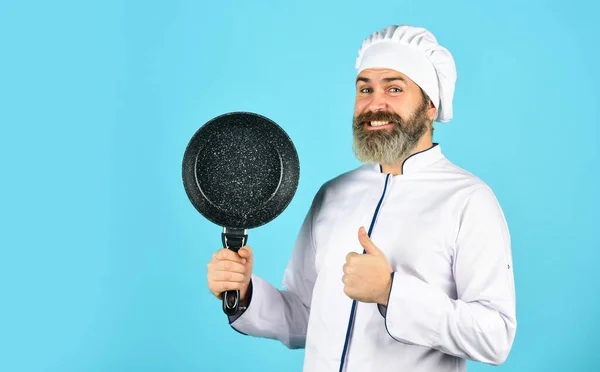 Hoe te koken. Keukengerei. - Ja. Gezond eten koken. smakelijk gerecht koken. Een man met een baard houdt een koekenpan vast. Koken in de pot. voor het bereiden van voedsel. Een man met baard kookt in de keuken. culinair en gastronomisch — Stockfoto