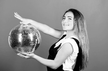 Dans okulu. Neşeli kadın dans öğretmeni disko topu tutuyor. Aynalar disko atmosferini yansıtıyor. Partiye ne dersin? Gece kulübü. Retro müzik. Parti davetiyesi. Doğum günü kızı. Dans yarışması