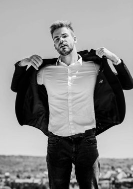 Profesyonel iş adamı. Seksi maço adam. Erkek bakımı. Sakallı adam iş stili. resmi erkek modası. Modern yaşam tarzı. Kendine güvenen iş adamı Kaygısız sigorta acentesi. Model. başarı fikri