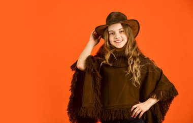 Klasik konsept. Kendine güvenen ve hırslı. Şapkalı genç. Şık bir kız. Küçük kız sonbahar giysileri giyer. Eski moda model. Güzellik ve moda. Bu sonbahar modasına uygun görünüyor. Boşluğu kopyala