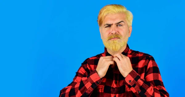 La barbe à colorier. Expression de l'intérieur de vous. Hydrater et appliquer les huiles de barbe. Un beau visage non rasé. Tendance mode. Chemise homme barbu à carreaux. Barbe teinte Hipster. Coiffeur et salon de coiffure — Photo