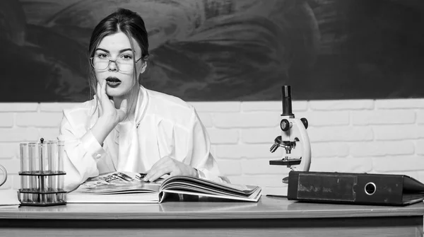 Ik ga naar een openbare school. Mooi meisje terug naar school. Leraar in laboratoriumles. Sexy vrouw tijdens schooltijd. Onderwijs en leren — Stockfoto