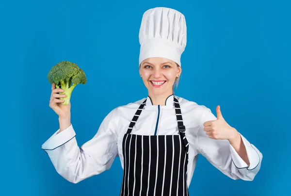 Tasapainoinen ruokavalio toimii ihmeitä. Parsakaali on täynnä vitamiineja. Kokki nainen kokki parsakaali. terveellistä ruokaa syöminen. Vihannekset ruokavalioon ja terveelliseen ruokavalioon. Luomuruokaa. vihreä tuore kasviparsakaali — kuvapankkivalokuva