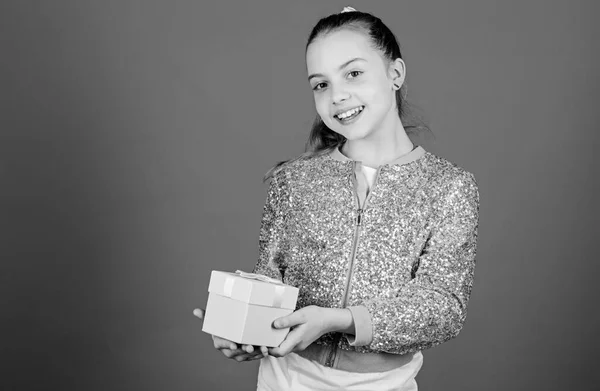 Chica con caja de regalo fondo azul. Viernes Negro. Día de compras. Lindo niño adorable llevar caja de regalo. Caja de regalo sorpresa. Lista de deseos de cumpleaños. Un mundo de felicidad. Lo especial sucede todos los días. Mi preciosa. —  Fotos de Stock