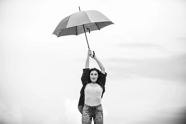 気持ちいい。秋の天気予報。カラフルな傘のきれいな女性。雨の日だ。ポジティブな気分だ。気楽な時間を。秋のファッション。レインボー傘保護 — ストック写真